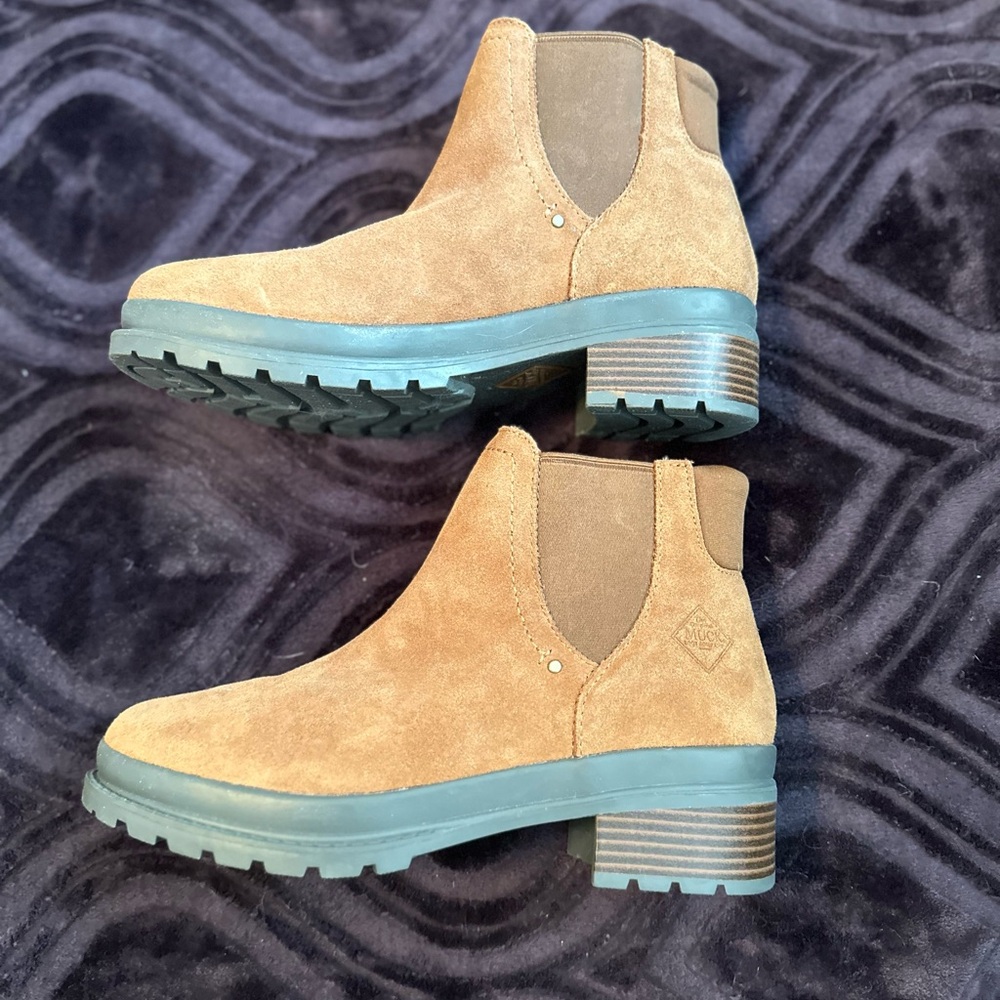 Women brown leather Muck boots NEVER WORN
